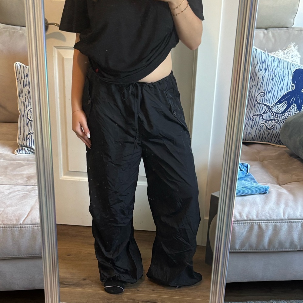 Black wide leg parachute pants 
✨size xs
✨adjustable waist and ankles